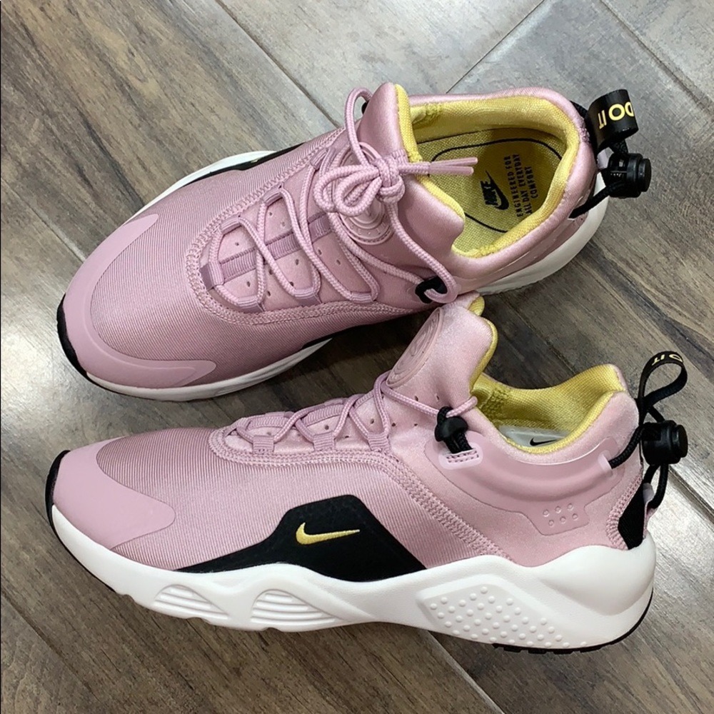 NIKE WMNS AIR HUARACHE CITY MOVE - Picture 14 of 16